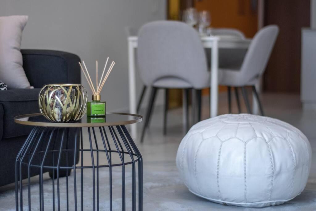Lively Pop On The Business Bay Canal Apartment *