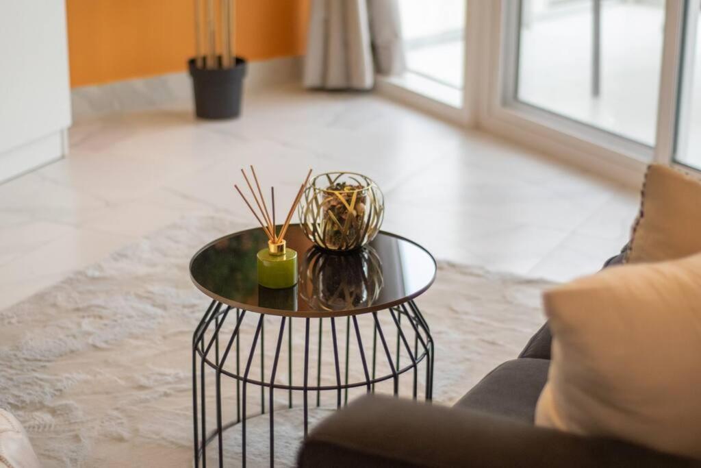 Lively Pop On The Business Bay Canal Apartment Dubai