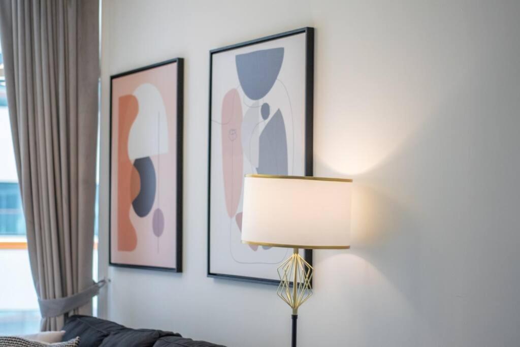 Lively Pop On The Business Bay Canal Apartment *