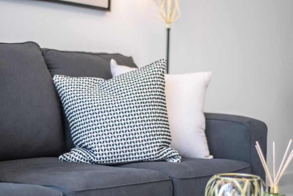 Lively Pop On The Business Bay Canal Apartment *